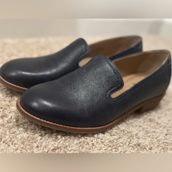 !-SOLD-! Edna Round Toe Flats - Picture 2 of 14